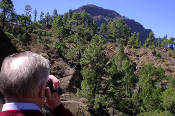 La Palma, Nationalpark Caldera De Taburiente, ein Tourist der einen Teil von dem Kraterrand von dem Vulkankrater auf Video aufnimmt.