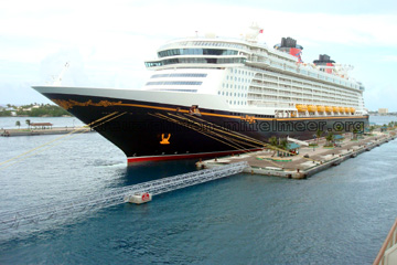 Kreuzfahrtschiff Disney Dream in der Karibik vor Anker bei einer unserer Kreuzfahrten, nicht nur im Mittelmeer.