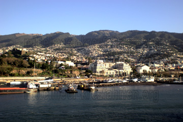 Insel Madeira, Funchal und der Hafen beim Anlegen.