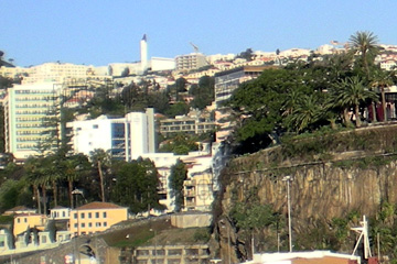 Madeira Ansicht von Funchal beim einlaufen während der Kreuzfahrt in den Hafen zur Anlegestelle an der Molhe da Pontinha/South Quay.
