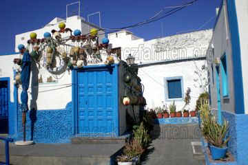 Typisches Haus auf der Kanarischen Insel Gran Canaria blau-weiße Fassade und Flachdach.