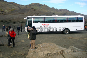 Island die Vulkaninsel auf der Nordhalbkugel war hier das Ziel beim Landausflug. Man erkennt den weißen Bus mit dem wir an die heißen Quellen gefahren sind und die anderen Touristen in ihren dick gefütterten Jacken die die Kälte abhalten soll.