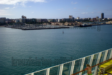 Kreuzfahrtschiff, beim einlaufen in einen der Häfen bei den Mittelmeer Kreuzfahrten.