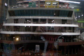 Ein Kreuzfahrtschiff wird in der Werft gebaut. Hier auf dem Bild das Heck von dem Kreuzfahrtschiff.