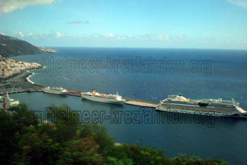 Kreuzfahrtschiffe am Liegeplatz Dique del Este im Hafen von Santa Cruz auf der kanarischen Insel La Palma.