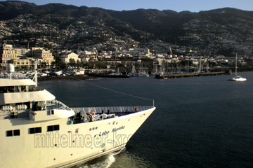 Die Lobo Marinho fährt an uns vorbei als wir in den Hafen von Funchal auf der Insel Madeira bei der Kreuzfahrt angekommen sind.