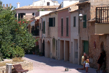 Dorfstraße und verliebtes Paar auf der Trauminsel Mallorca.