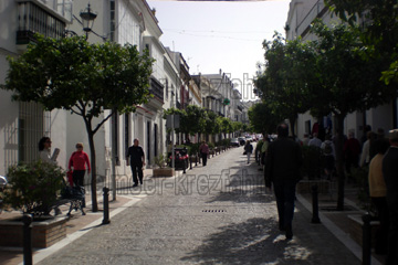 Dorfstraße der weißen Dörfer in Andalusien beim Ausflug einer Aida Kreuzfahrt.