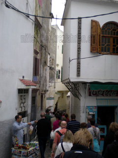 Die Reisegruppe der Aidabella beim Ausflug Tanger & Umgebung in der Medina den schmalen Gassen von Tanger in Marokko.