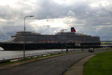 Das Kreuzfahrtschiff Queen Elizabeth im Hafen vor Anker.