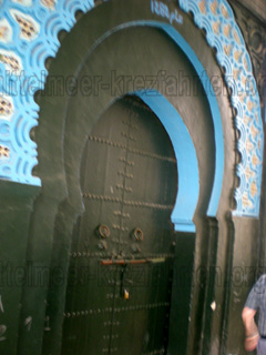 Ein blaues Tor in Tanger Marokko.